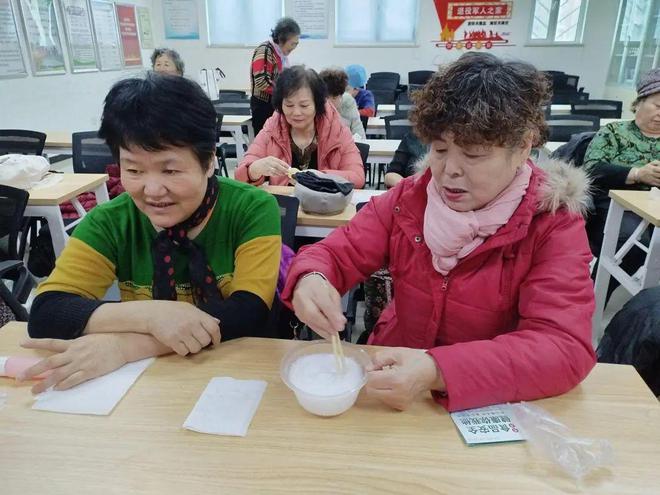 “暖心呵护·手有余香”手工DIY护手霜活动OG真人游戏新时代文明实践│南益社区开展(图1)