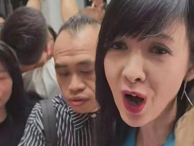 皮肤松垮眼神吓人牙齿歪七扭八黄的恶心OG真人游戏58岁周慧敏老成这样！(图2)